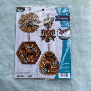 NWT Bucilla 89727E Beehive Bliss  set of 4 felt ornaments craft kit bees